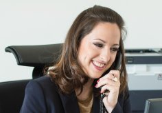 Bürgermeisterin Lena Herget am Schreibtisch