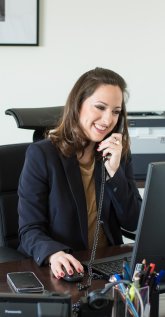 Bürgermeisterin Lena Herget am Schreibtisch