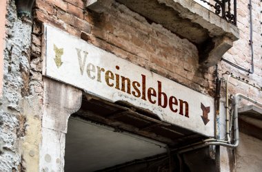 Schild an Hauswand mit der Aufschrift Vereinsleben