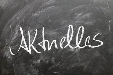 Kreide-Schriftzug "Aktuelles" auf einer Tafel
