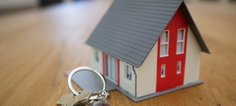 Miniaturhaus mit Haustürschlüssel