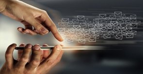 Finger tippt auf ein Smartphone