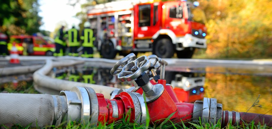 Feuerwehrauto mit ausgelassenem Schlauch