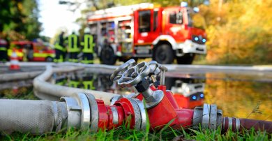 Feuerwehrauto mit ausgelassenem Schlauch