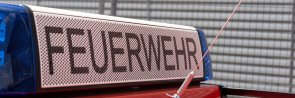 Sirenen- und Leuchtelement des Feuerwehrautos mit der Aufschrift Feuerwehr