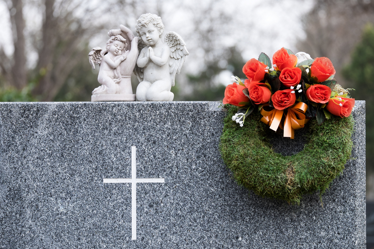 Grabstein mit einem gebundenen Kranz