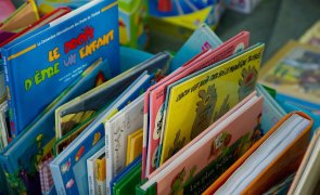 Kinderbücher in einer Kiste gestapelt