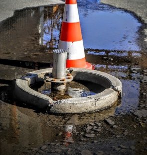 Wasserrohrbruch Straße mit Warnaufsteller