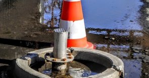 Wasserrohrbruch Straße mit Warnaufsteller