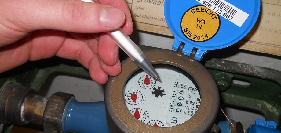 Wasseruhr mit Block und Kugelschreiber