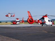 mehrere Hubschrauber - stehend und fliegend-