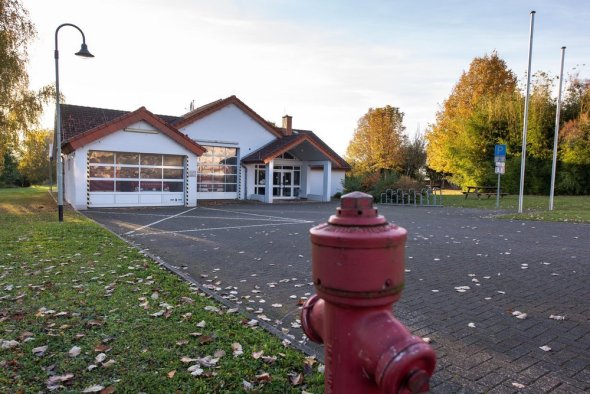 Frontansicht des Dorfgemeinschaftshauses Blofeld mit Feuerwehrhaus Frontansicht des Dorfgemeinschaftshauses Blofeld mit Feuerwehrhaus