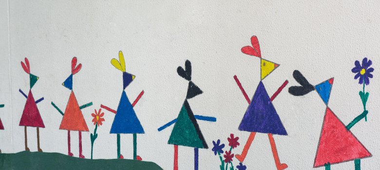 Fassadengemälde -spielende Kinder- an der Wand der Kita Purzelbaum in Beienheim 