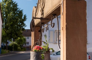 Teilaufnahme des historischen Sandsteinbrunnens ins Dorn-Assenheim