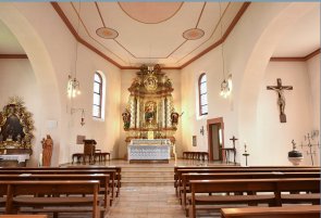Innenraum der Kirche in Dorn-Assenheim, Blick auf den Altarraum