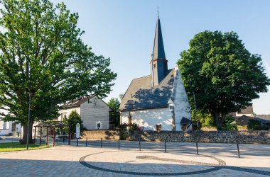 Blick vom Dorfplatz Heuchelheim auf die evangelische Kirche 