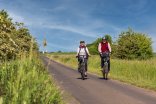 Zwei Radfahrer fahren durch die Feldgemarkung