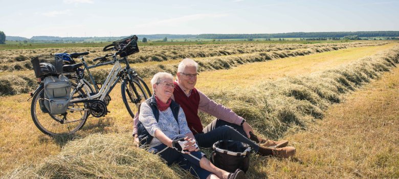 2 Radfahrer machen Rast im Heu