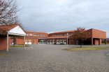 Frontansicht der Grundschule im Ried