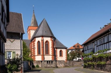 Blick aus der auf die evangelische Kirche in Reichelsheim - Blick aus der Straße Am Römerberg