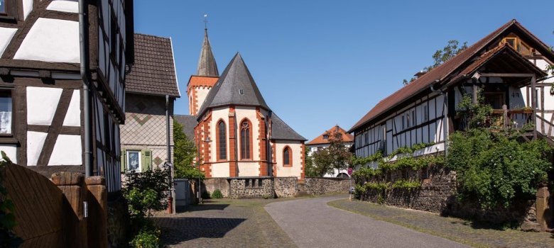 Blick aus der auf die evangelische Kirche in Reichelsheim - Blick aus der Straße Am Römerberg