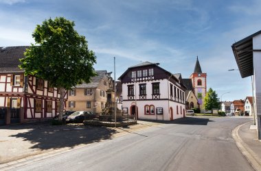 Blick auf das historische Rathaus und die evangelische Kirche in Reichelsheim in der Bingenheimer Straße
