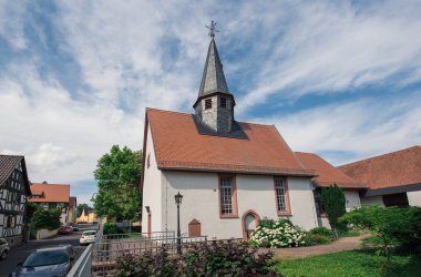 Seitenansicht der evangelischen Kirche in Weckesheim 