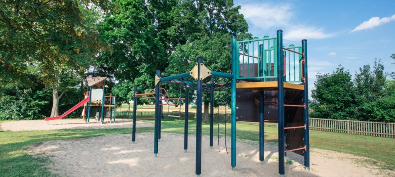 Klettergerüst und Rutsche auf dem Spielplatz in Weckesheim 