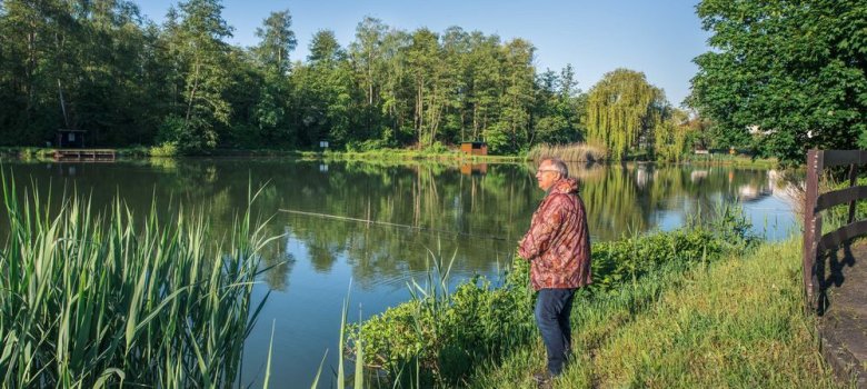 Ein Mann angelt am Anglerteich in Weckesheim 