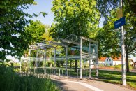 Bahnhof Weckesheim mit Fahrradständer und Wartehäuschen
