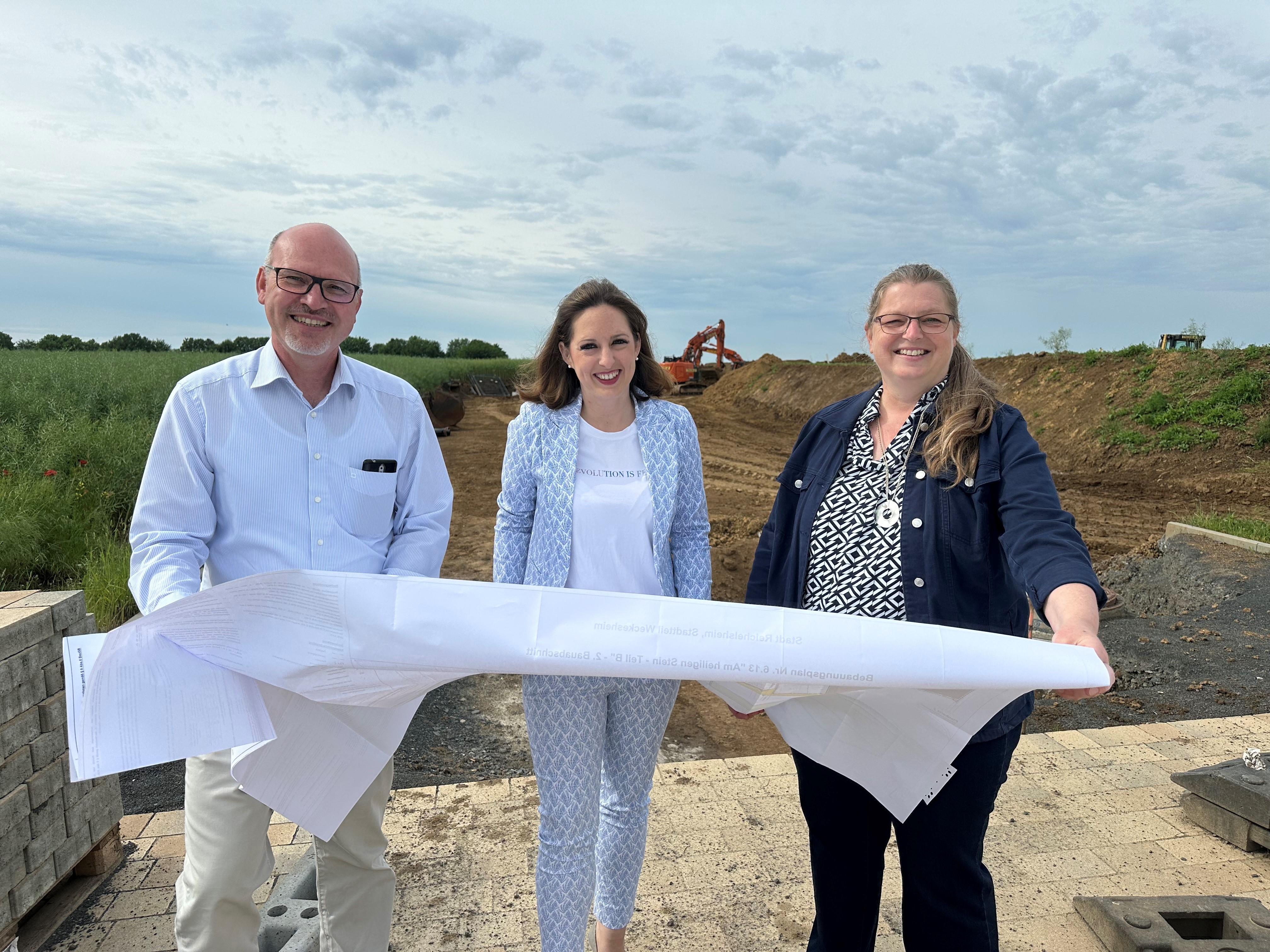 HLG-Projektleiter Gunther Thias, Bürgermeisterin Lena Herget und die Leiterin der Reichelsheimer Bauverwaltung Petra Klöppel überzeugen sich vor Ort vom Fortschritt der Erschließungsarbeiten