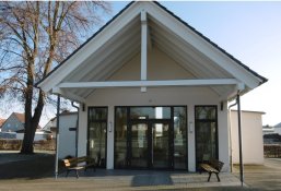 Frontansicht der Trauerhalle Beienheim Frontansicht der Trauerhalle Beienheim