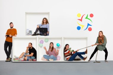 Gruppe lachender Kinder die kopfüber in die Kamera schauen