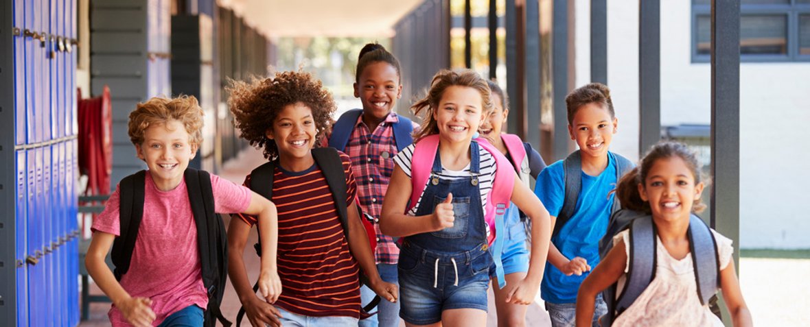 Schulkinder rennen über den Schulhof