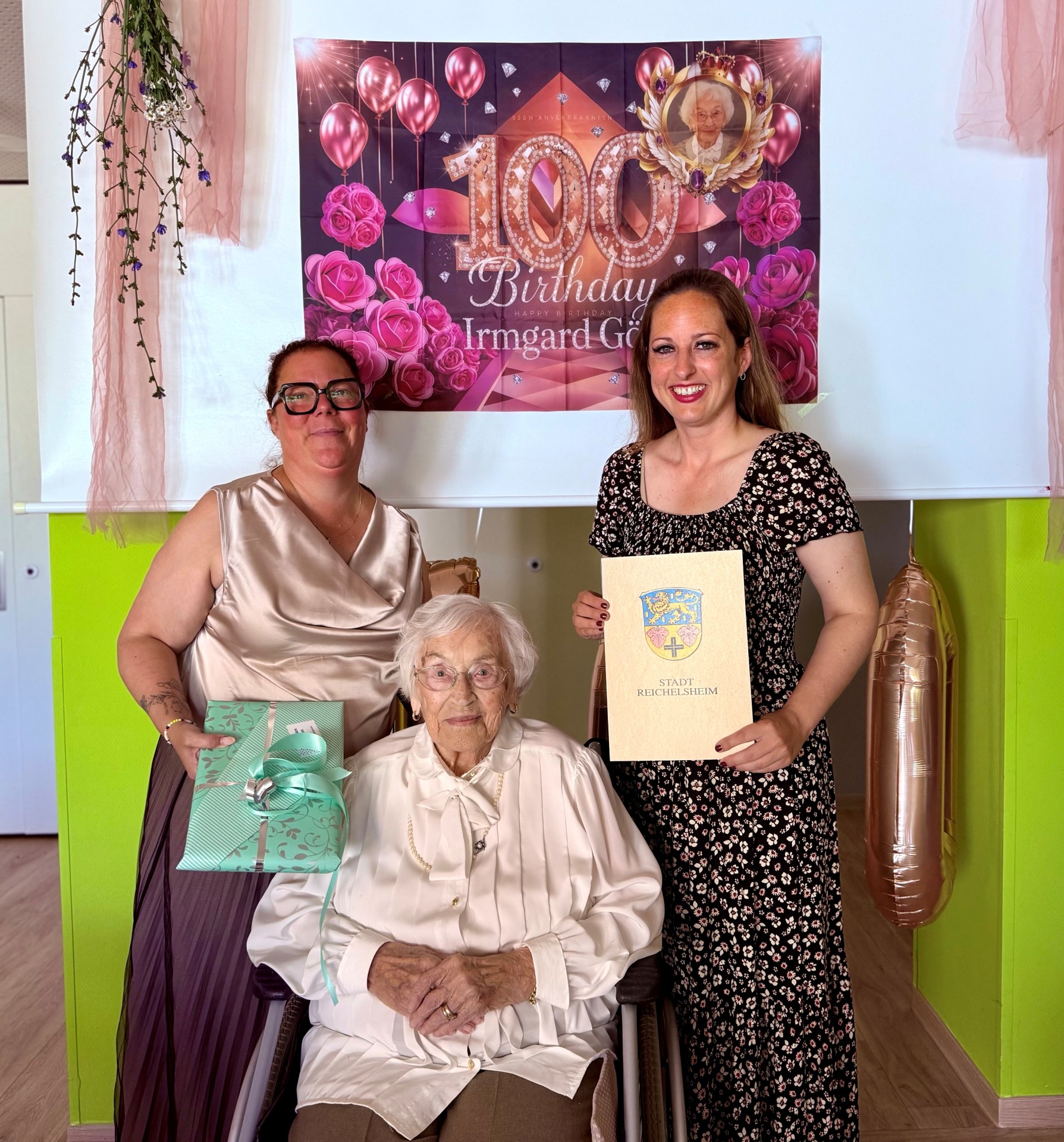 Ulrike Götz, Jubilarin Irmgard Götz und Bürgermeisterin Lena Herget