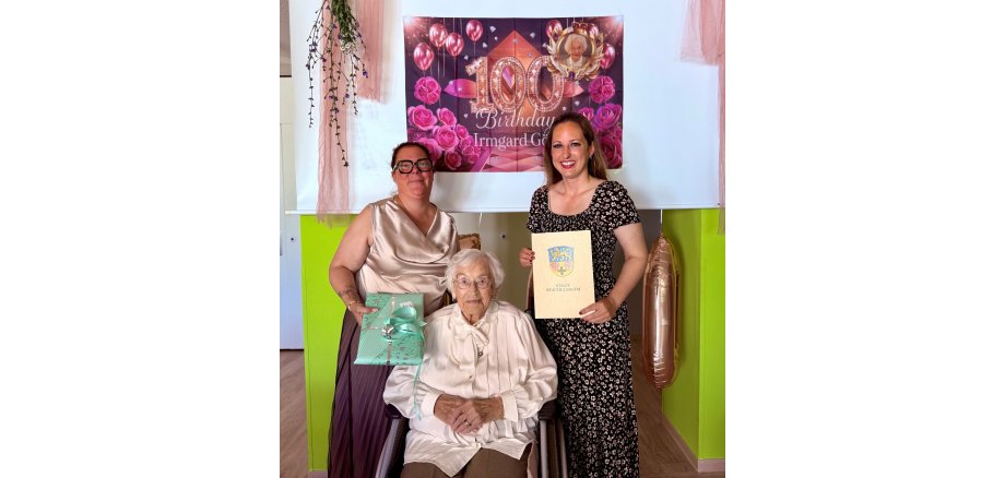 Ulrike Götz, Jubilarin Irmgard Götz und Bürgermeisterin Lena Herget