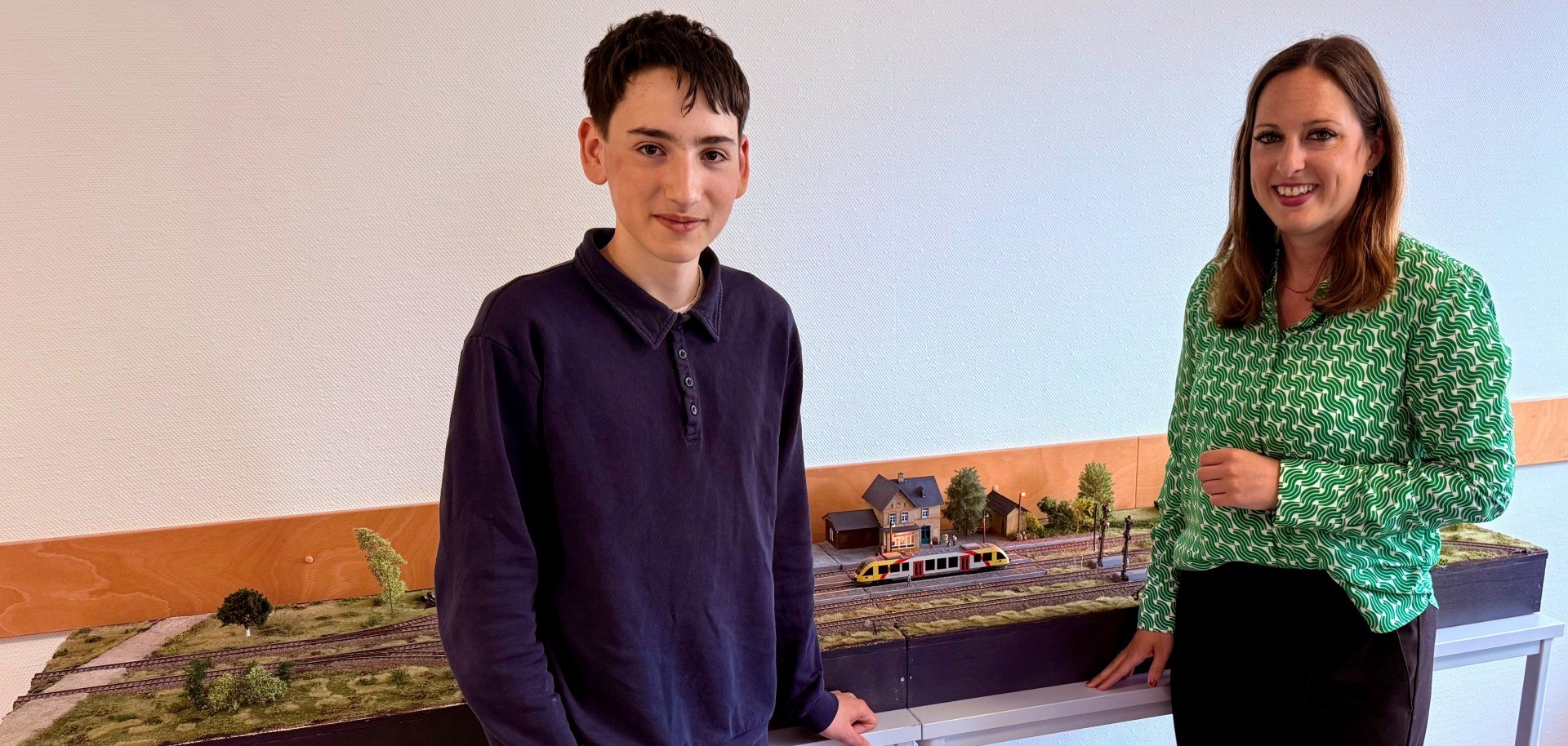 Paul Will und Bürgermeisterin Lena Herget vor der Miniaturanlage