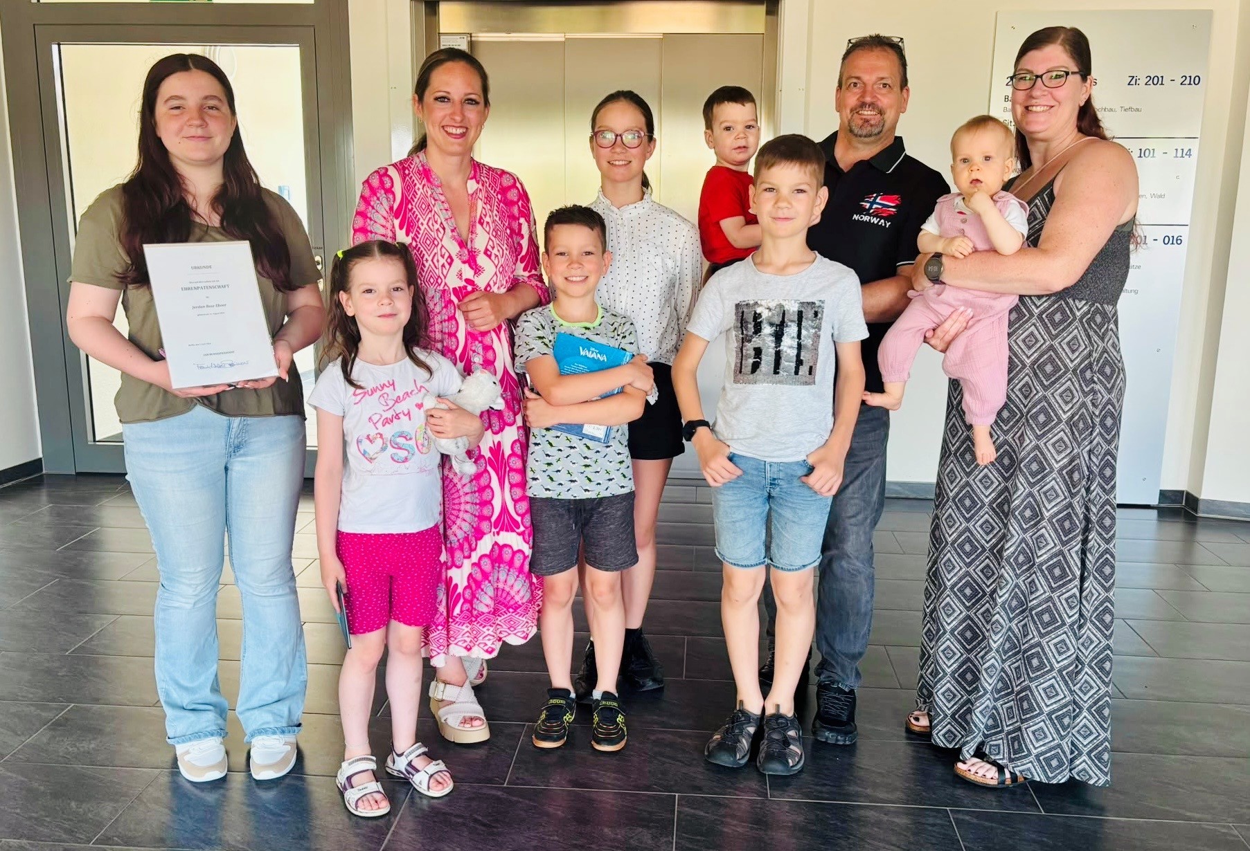 Familie Ebner und Bürgermeisterin Frau Herget im Foyer des Reichelsheimer Rathauses