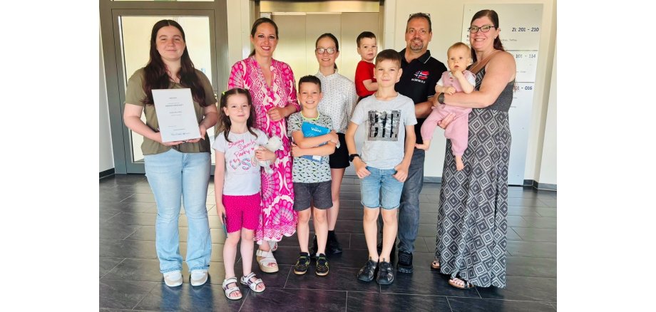 Bundespräsident übernimmt Ehrenpatenschaft für siebtes Kind der Familie Ebner Familie Ebner und Bürgermeisterin Frau Herget im Foyer des Reichelsheimer Rathauses