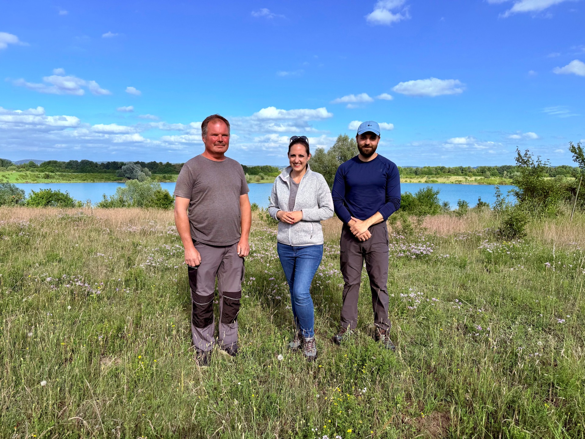 Arnold Guckelsberger, Bürgermeisterin Lena Herget und Dr. Daniel Ruppel am Bergwerksee