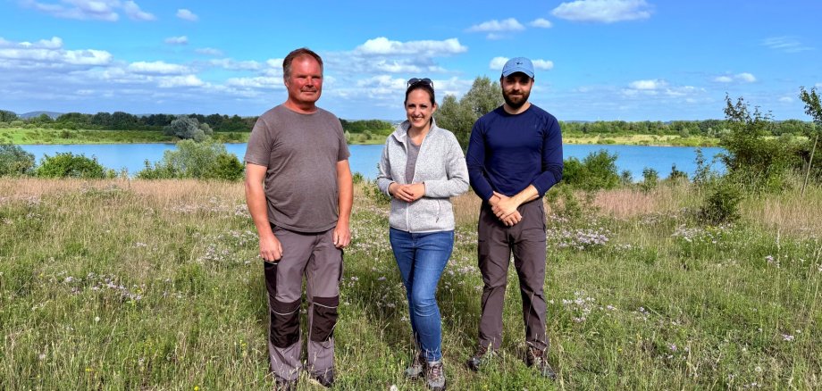 Bergwerksee Arnold Guckelsberger, Bürgermeisterin Lena Herget und Dr. Daniel Ruppel am Bergwerksee