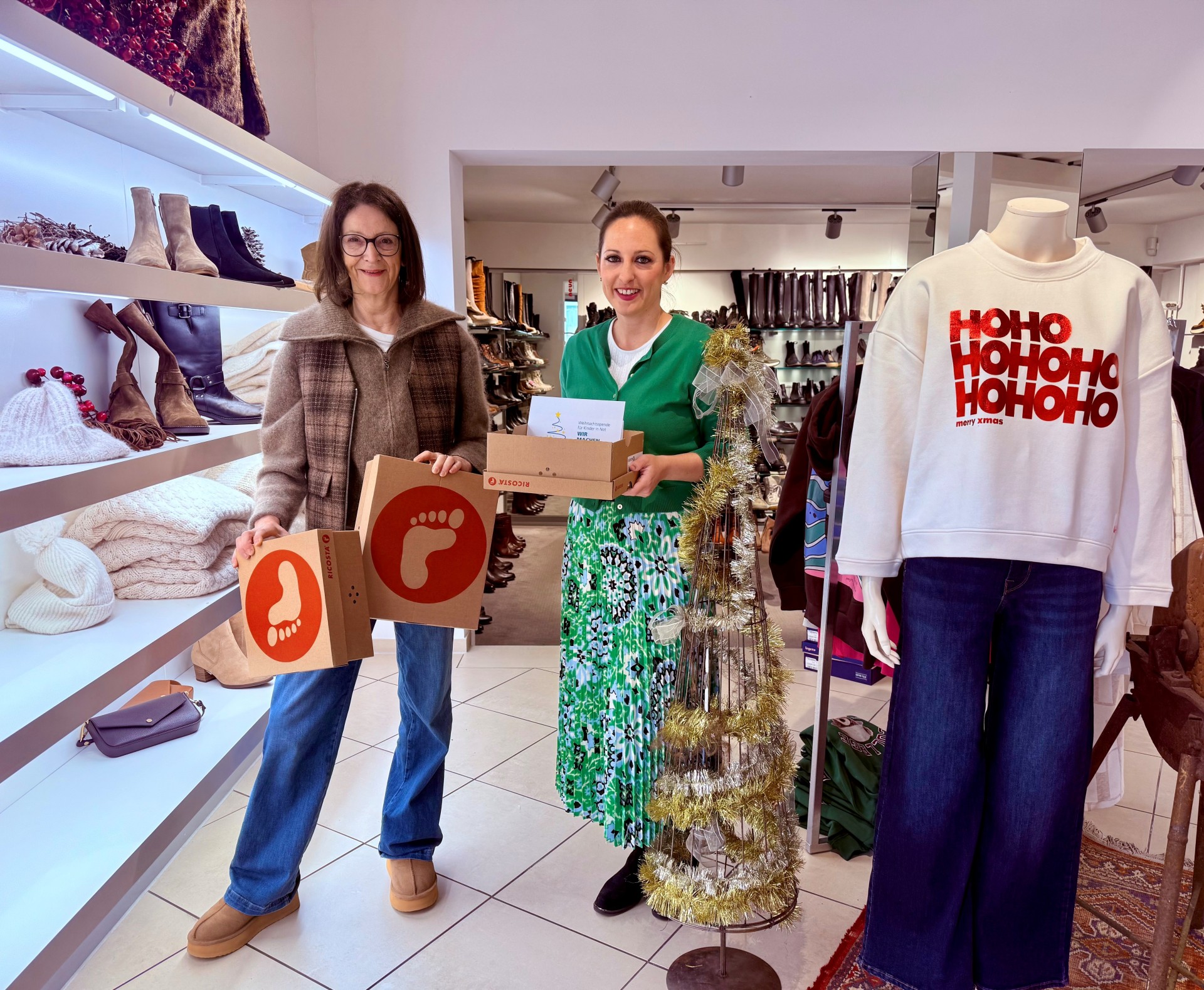 Auf dem Bild sind von links Sabine Hünlein, Inhaberin "NEUN" und Bürgermeisterin Lena Herget