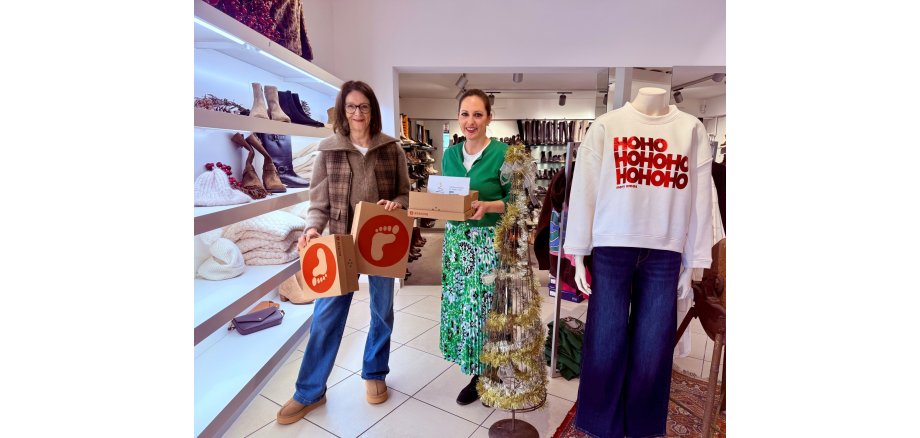 Ein Päckchen Hoffnung zur Weihnachtszeit – Reichelsheim packt mit Herz! Auf dem Bild sind von links Sabine Hünlein, Inhaberin "NEUN" und Bürgermeisterin Lena Herget