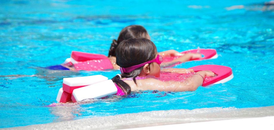 Schwimmkurs Kids mit Schwimmhilfe im Schwimmbad