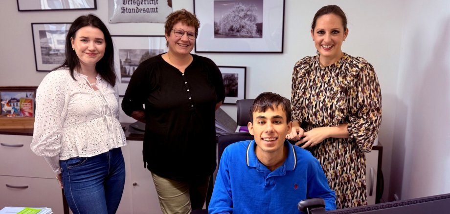 Einladung zur gemeinsamen Pflanzaktion in Beienheim Nuria Hoss und Lisa Jung (Inklusive Arbeit Wetterau gGmbH) besuchen das Dou im Reichelsheimer Rathaus.