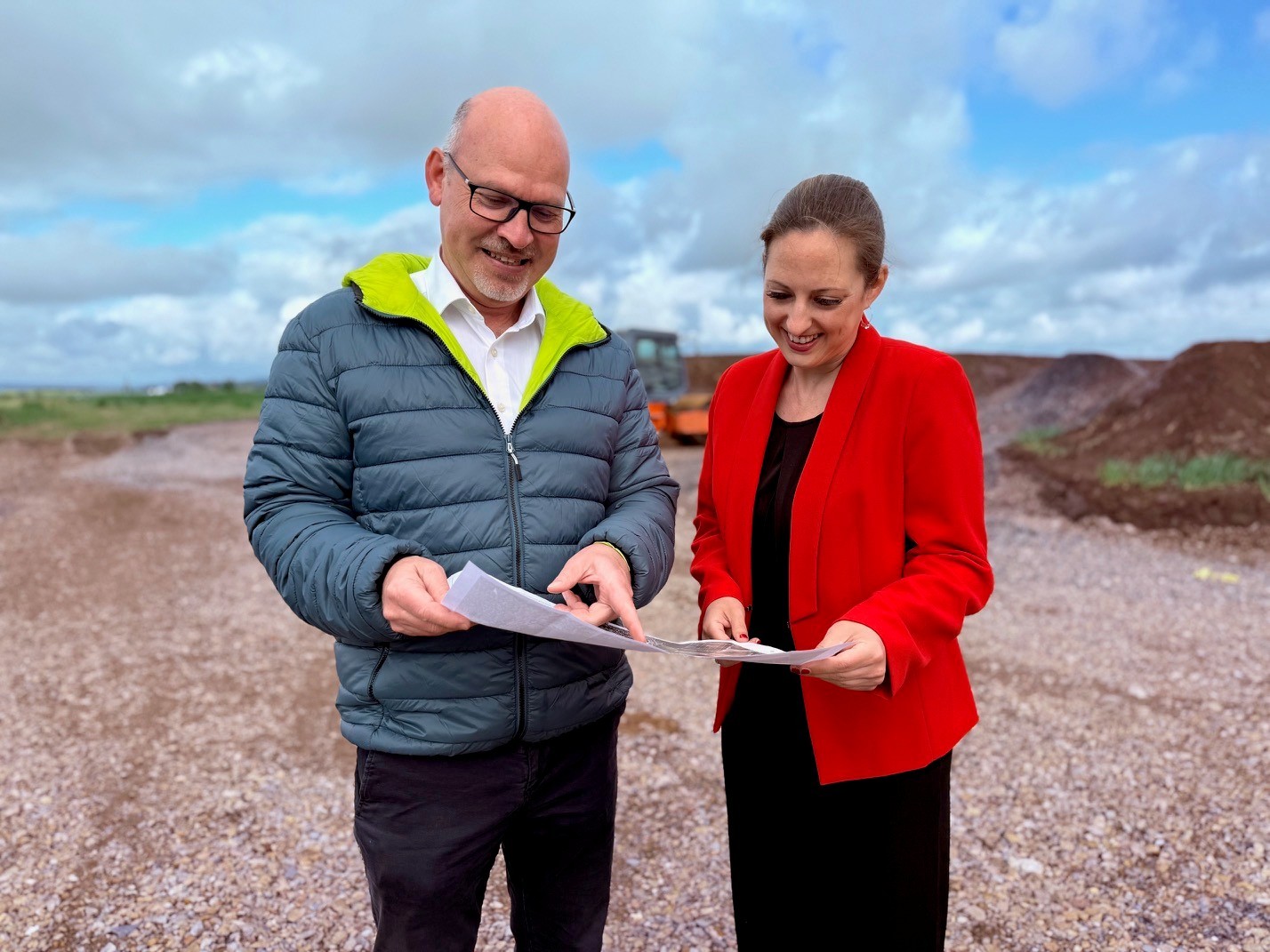 Auf dem Foto sind Gunther Thias und Bürgermeisterin Lena Herget im neuen Bauabschnitt im Ortsteil Weckesheim zu sehen.