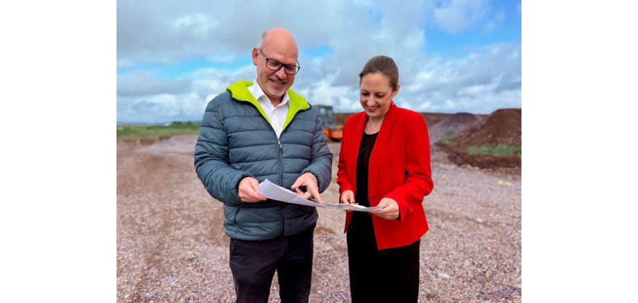 Auf dem Foto sind Gunther Thias und Bürgermeisterin Lena Herget im neuen Bauabschnitt im Ortsteil Weckesheim zu sehen.