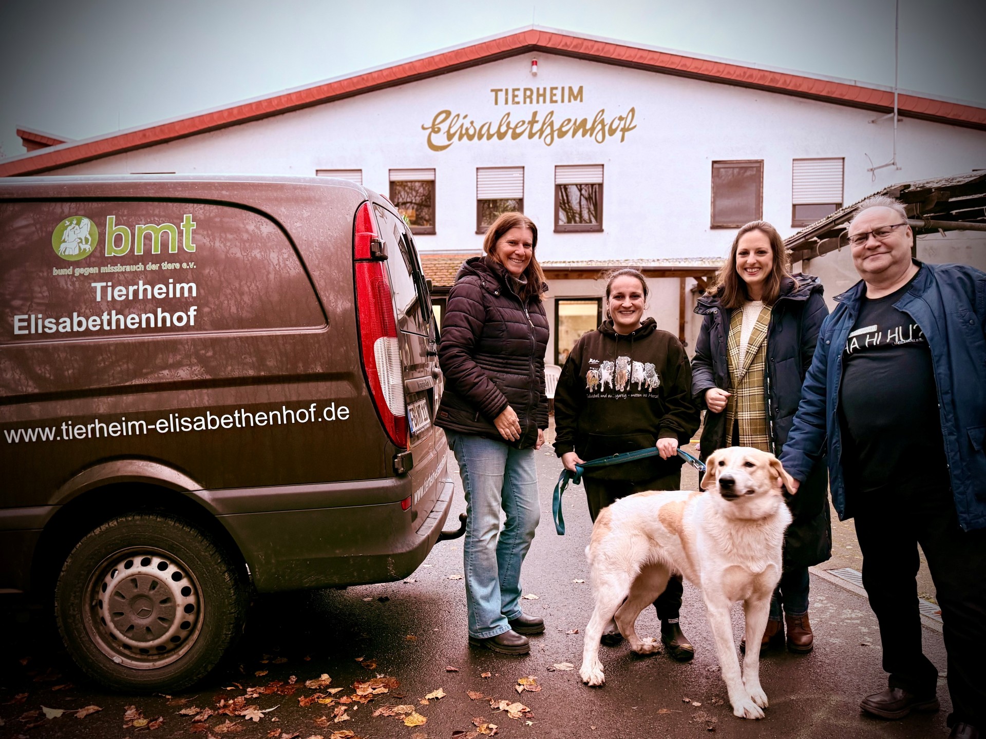 Auf dem Foto sind die Vertreter vom Tierheim Elisabethenhof und die Vertreter der Stadt Reichelsheim zu sehen