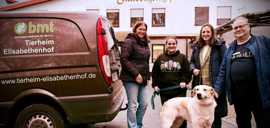 Reichelsheim stärkt das örtliche Tierheim Elisabethenhof Auf dem Foto sind die Vertreter vom Tierheim Elisabethenhof und die Vertreter der Stadt Reichelsheim zu sehen