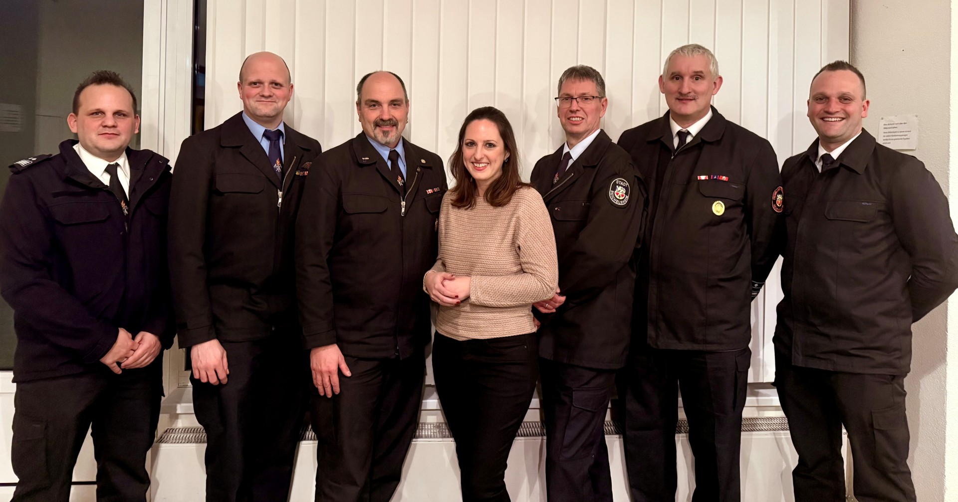 Das Bild zeigt von links nach rechts: Markus Ritter (stv. Stadtbrandinspektor), Benjamin Freiter, Alexander Hitz (Vorsitzender FF Reichelsheim), Bürgermeisterin Lena Herget, Florian Wilhelm (stv. Wehrführer und Vereinsvorsitzender FF Heuchelheim), Oliver Günther (Wehrführer und Vereinsvorsitzender FF Heuchelheim), Nicklas Rodriguez (Stadtbrandinspektor).